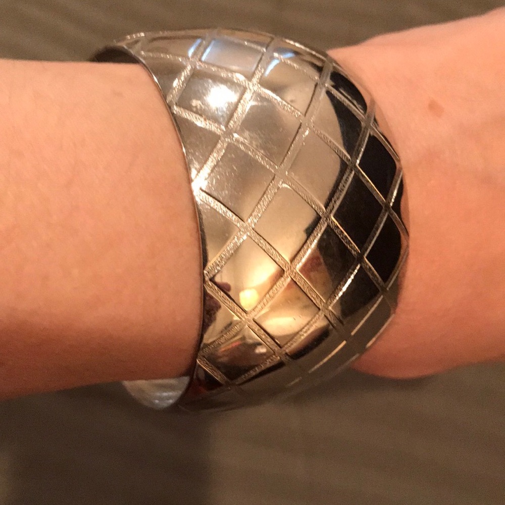 Cute quilted pattern silvertone cuff
